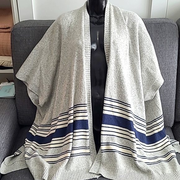 GAP Poncho - Picture 1 of 3